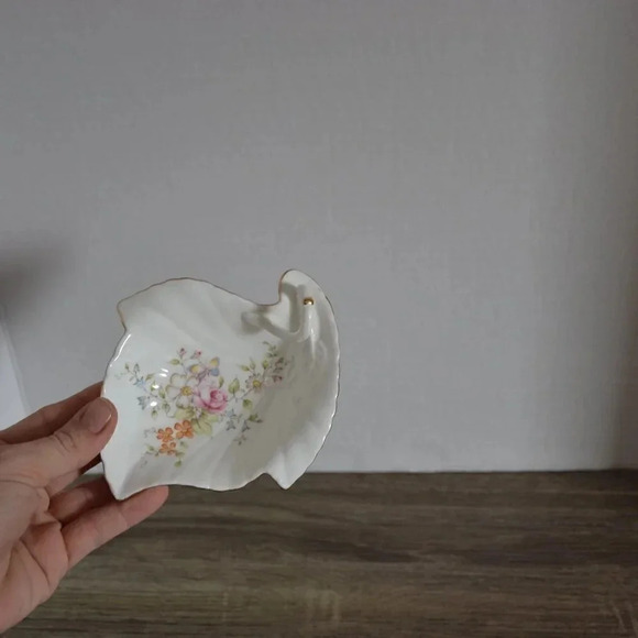 Leaf  shaped trinket dish - Picture 4 of 6